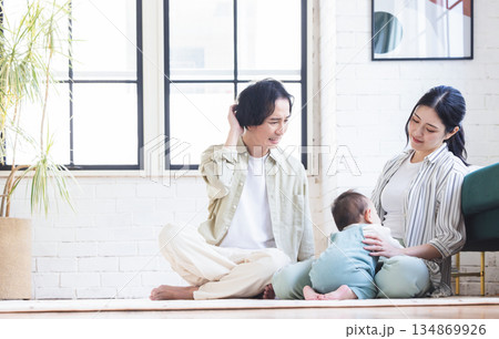 子育てに悩む夫婦 子育てに悩む夫婦 134869926