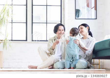 リビングでくつろぐ若い家族 リビングでくつろぐ若い家族 134869927