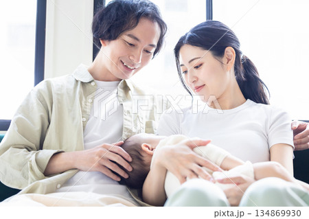 赤ちゃんを抱く夫婦 赤ちゃんを抱く夫婦 134869930