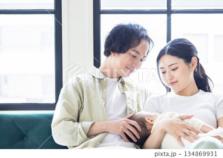 赤ちゃんを抱く夫婦 赤ちゃんを抱く夫婦 134869931