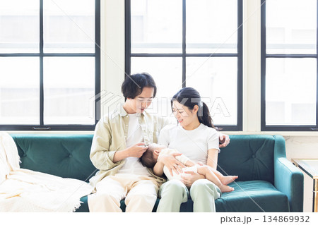 赤ちゃんを抱く夫婦 赤ちゃんを抱く夫婦 134869932