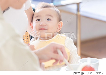 離乳食を食べる赤ちゃん 離乳食を食べる赤ちゃん 134869947