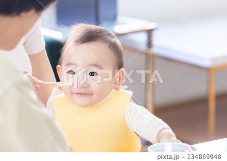 離乳食を食べる赤ちゃん 134869948