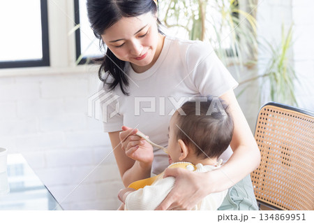 子供に離乳食を与える母親 子供に離乳食を与える母親 134869951