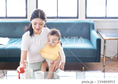 赤ちゃんに離乳食をあげるお母さん 134869953