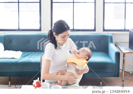 離乳食を嫌がる赤ちゃん 離乳食を嫌がる赤ちゃん 134869954