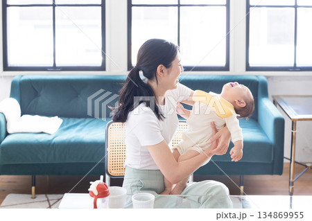 離乳食を嫌がる赤ちゃん 離乳食を嫌がる赤ちゃん 134869955