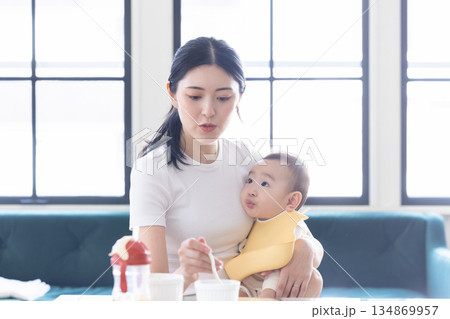 赤ちゃんとお母さん 134869957