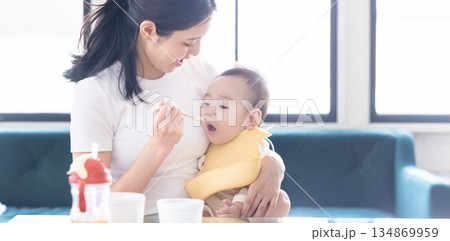 離乳食を食べる赤ちゃん 134869959
