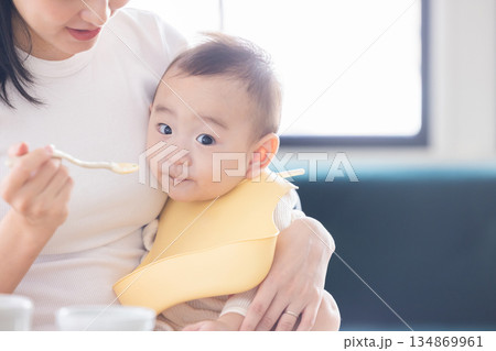 離乳食を食べる赤ちゃん 離乳食を食べる赤ちゃん 134869961