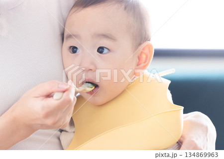 離乳食を食べる赤ちゃん 134869963