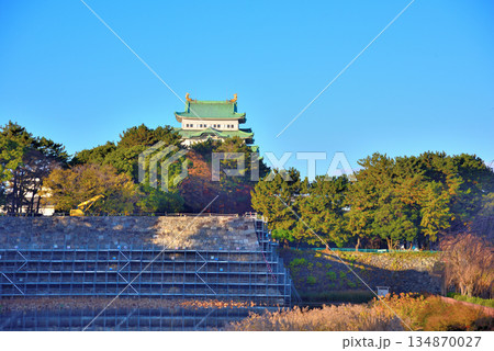 《愛知県》名古屋城天守閣と修復中の本丸搦手馬出の石垣 134870027
