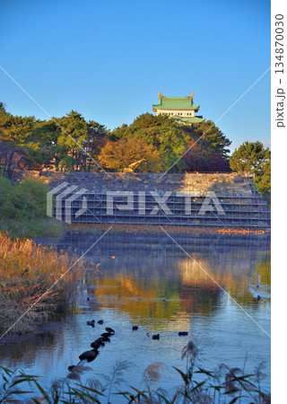 《愛知県》名古屋城天守閣と修復中の本丸搦手馬出の石垣 134870030