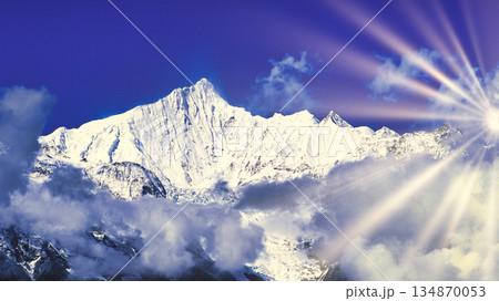 梅里雪山に差し込む太陽光線合成 134870053