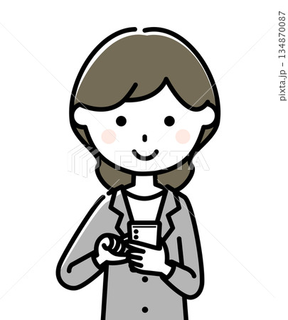 スマホを操作するスーツの女性 134870087