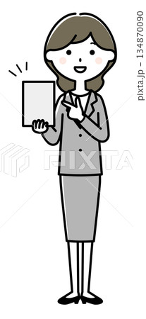 タブレットを指さすスーツの女性 134870090