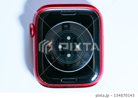 スマートウォッチ背面の生体センサーの接写 134870143