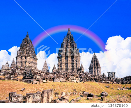 ジョグジャカルタのプランバナン寺院遺跡の景観 134870160