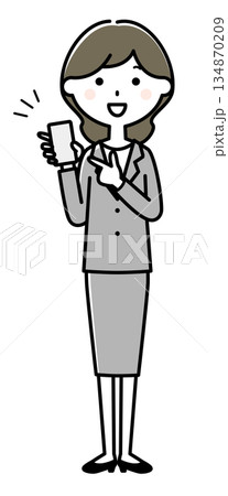 スマホを指さすスーツの女性 134870209