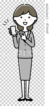 一位身穿西裝的女士指著她的智慧型手機 134870209