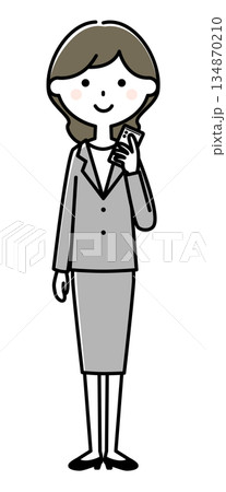 スマホを持つスーツの女性 134870210