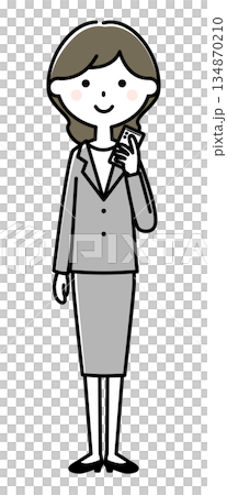 スマホを持つスーツの女性 134870210