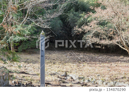 埼玉県:金鑚御嶽城跡/背景をぼかした法楽寺跡の標柱/神川町 埼玉県:金鑚御嶽城跡/背景をぼかした法楽寺跡の標柱/神川町 134870290