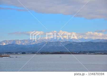 《石川県》加賀市柴山潟からみた冠雪の白山 《石川県》加賀市柴山潟からみた冠雪の白山 134870394