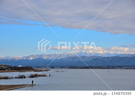 《石川県》加賀市柴山潟からみた冠雪の白山 《石川県》加賀市柴山潟からみた冠雪の白山 134870395