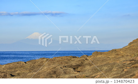 三浦半島の黒崎の鼻と三戸浜と富士山 三浦半島の黒崎の鼻と三戸浜と富士山 134870423