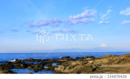 三浦半島の黒崎の鼻と三戸浜と富士山 134870426