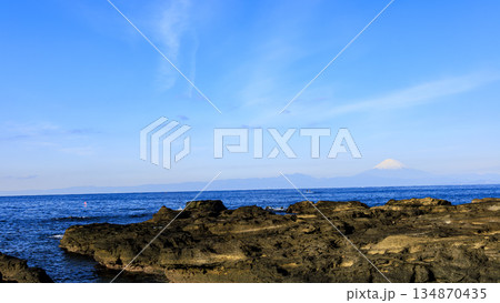 三浦半島の黒崎の鼻と三戸浜と富士山 三浦半島の黒崎の鼻と三戸浜と富士山 134870435