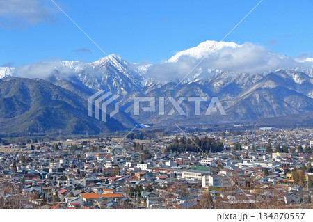 大町山岳博物館から望む冬の北アルプス 134870557