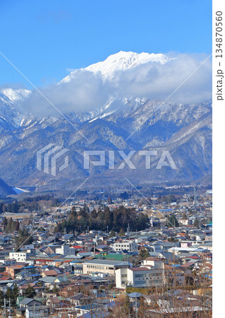 大町山岳博物館から望む冬の北アルプス 134870560