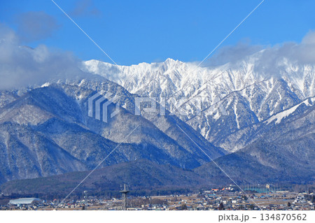 大町山岳博物館から望む冬の北アルプス 134870562