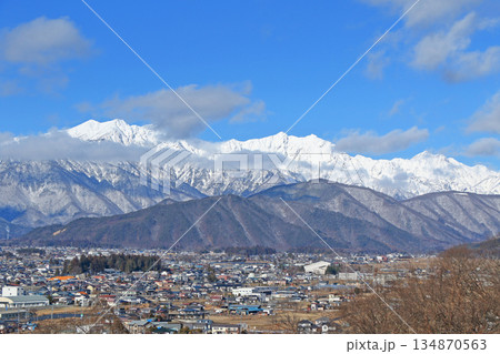 大町山岳博物館から望む冬の北アルプス 134870563