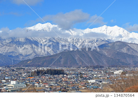 大町山岳博物館から望む冬の北アルプス 134870564