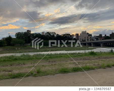 鴨川と夕焼け 鴨川と夕焼け 134870587