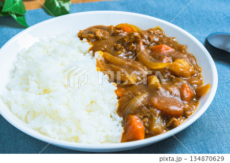 家庭的なカレーライス 134870629