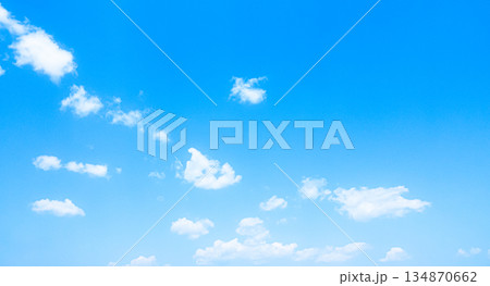 青空と雲のシンプルな風景 青空と雲のシンプルな風景 134870662