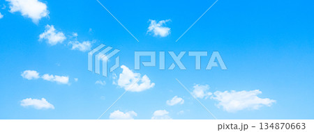 青空と雲のシンプルな風景 134870663