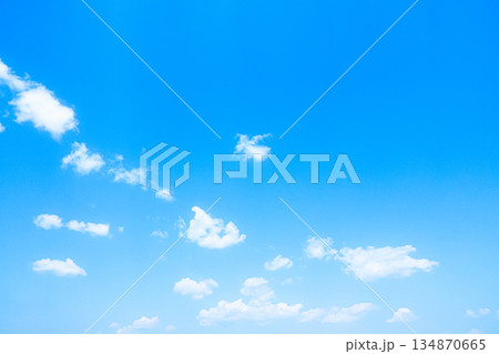 青空と雲のシンプルな風景 青空と雲のシンプルな風景 134870665