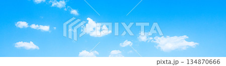 青空と雲のシンプルな風景 134870666