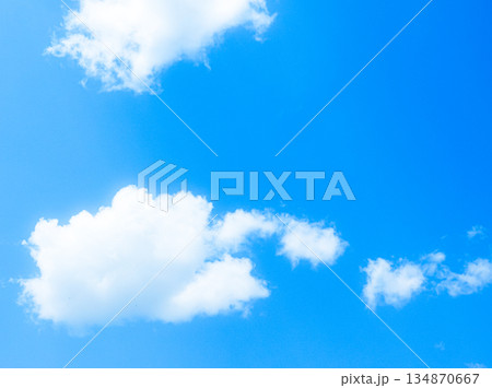 青空と雲のシンプルな風景 134870667