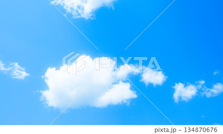 青空と雲のシンプルな風景 134870676