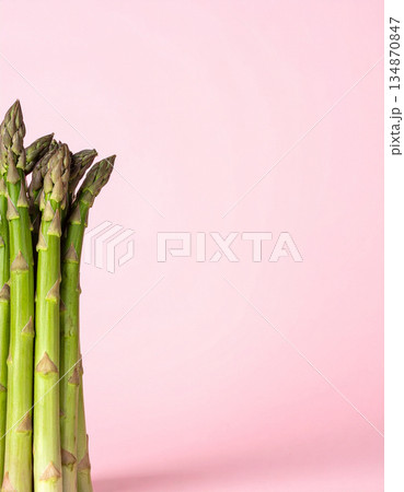 ピンクの背景に並べられたグリーンアスパラガス ピンクの背景に並べられたグリーンアスパラガス 134870847