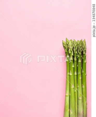 ピンクの背景の右側に配置されたグリーンアスパラガス 134870848