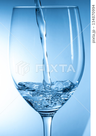 コップに水を注ぐ コップに水を注ぐ 134870994