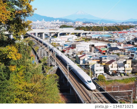 静岡県 富士山を背景に疾走する新幹線 12月 静岡県 富士山を背景に疾走する新幹線 12月 134871025