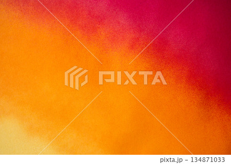 暖色系のグラデーションをスプレー塗料で塗った背景 暖色系のグラデーションをスプレー塗料で塗った背景 134871033